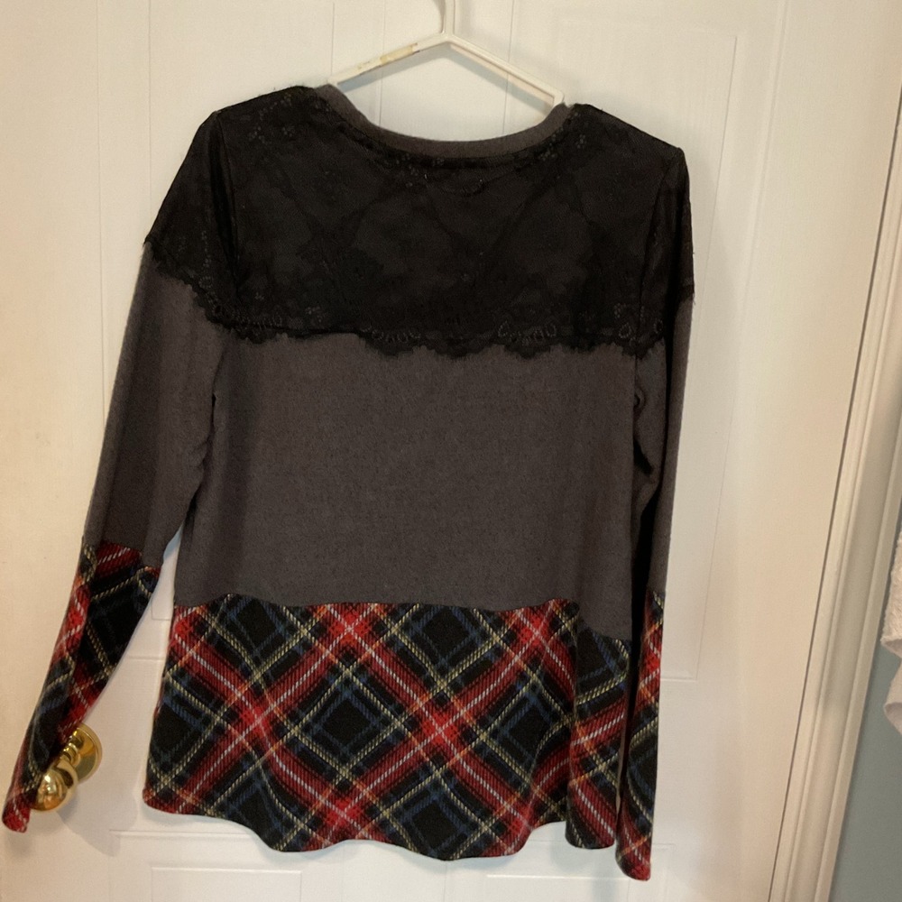 Maurices Mixed Media Top Women Size M Grey Excellent Lace Plaid Hem Long Sleeve